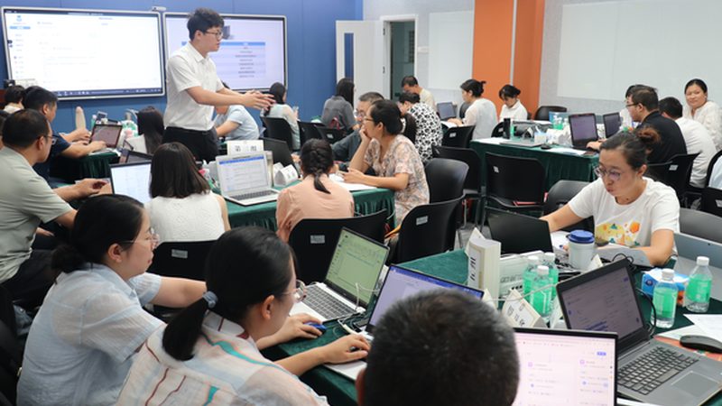 场地租赁价格是选择培训场地时最直观的考量因素。以下是一些需要注意的方面：